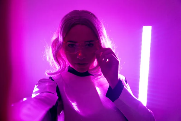 未来的なスーツの女性とピンクのLedライトとメガネ 仮想コンセプト Metasud カメラで自撮り — ストック写真
