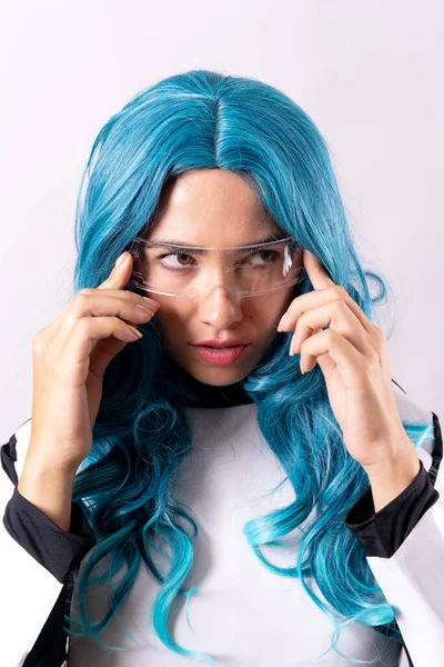 Futurystyczna Koncepcja Młoda Kobieta Niebieskimi Włosami Świetlistymi Okularami Kombinezonem Galaktycznym — Zdjęcie stockowe