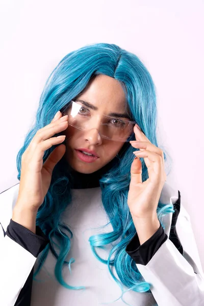 未来的なコンセプト 青い髪の若い女性 明るいガラスと銀河系のスーツ カメラを見て — ストック写真