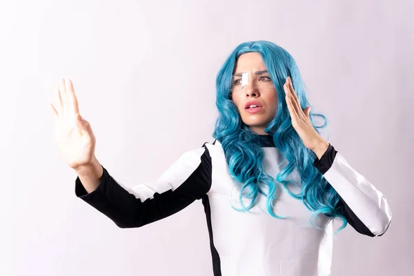 未来派 青い髪の若い女性 明るい鉛ガラスと銀河のスーツ Gesticulating — ストック写真
