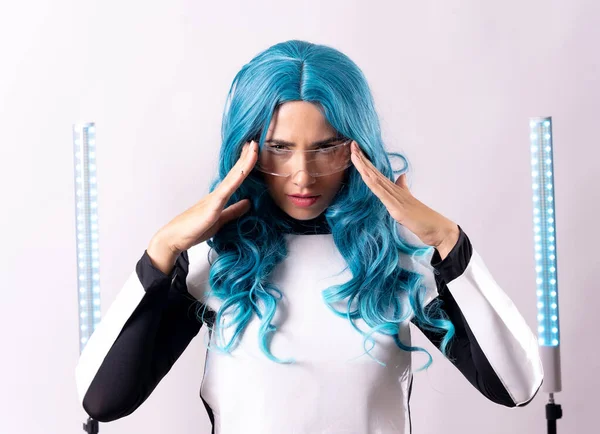 未来的 青い髪の若い女性の肖像画 拡張現実の眼鏡をかけて — ストック写真