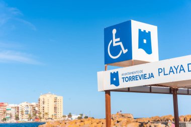 Plaj, Torrevieja 'da engelliler ve engelliler için etkinleştirildi: Alicante