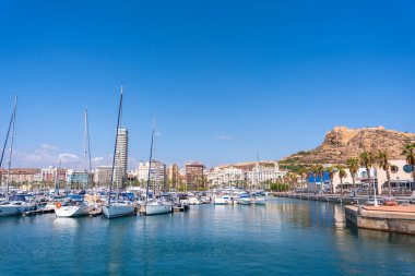 Alicante limanı yazın teknelerle dolu