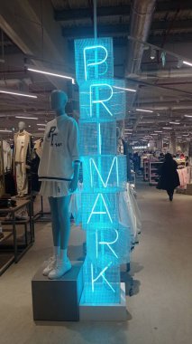 Bir alışveriş merkezinde, ucuz giyim mağazasında aydınlatılmış Primark mağaza tabelası.