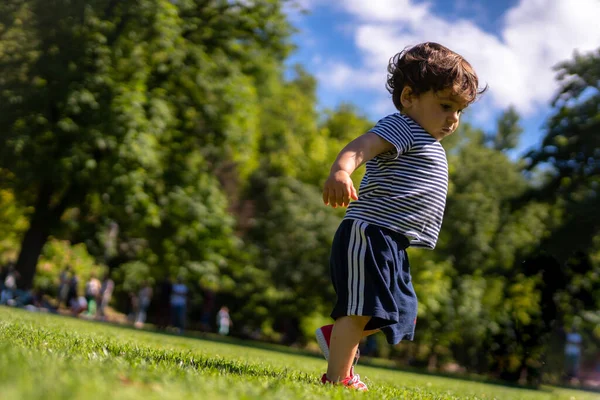 Мальчик Играет Мяч Парке Первый Шаг Пинать Мяч Получая Удовольствие — стоковое фото