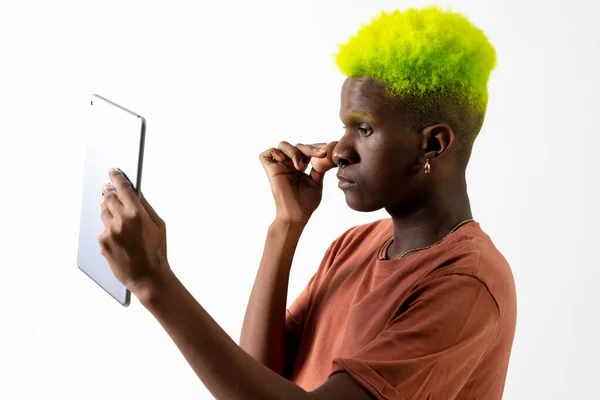 Homem Negro Gay Colocando Maquiagem Conceito Lgtbi Retrato Aplicando Blusher — Fotografia de Stock