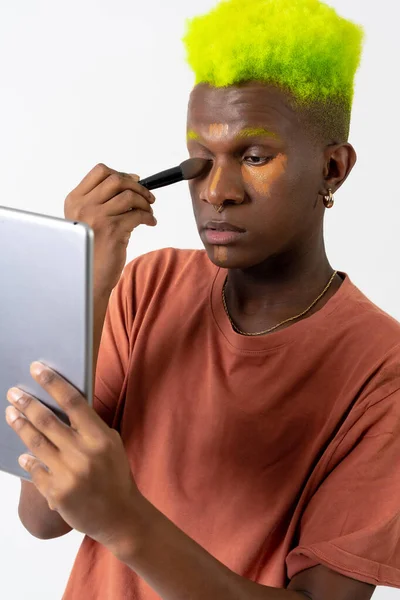 Negro Gay Colocando Maquiagem Conceito Lgtbi Corrigindo Manchas Com Espelho — Fotografia de Stock