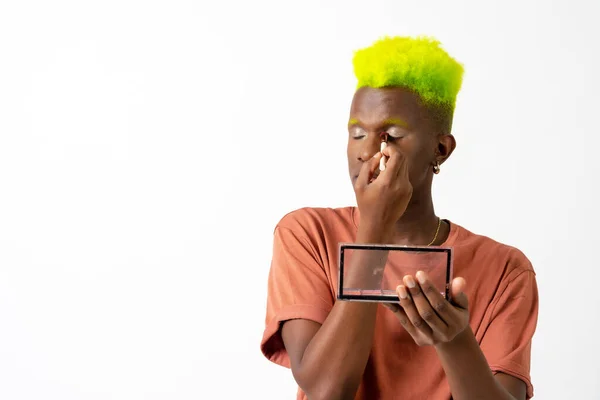 Homem Negro Gay Colocando Maquiagem Conceito Lgtbi Corrigindo Imperfeições Seu — Fotografia de Stock