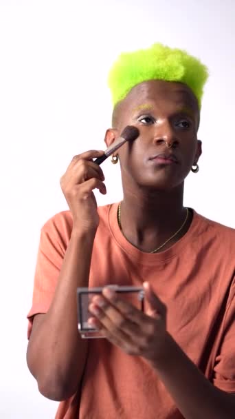 Een Gay Zwart Man Zetten Make Lgbti Concept Oogschaduw — Stockvideo