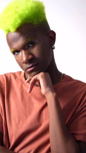 Gay Zwart Etniciteit Man Studio Met Wit Achtergrond Lgtbi Concept — Stockvideo