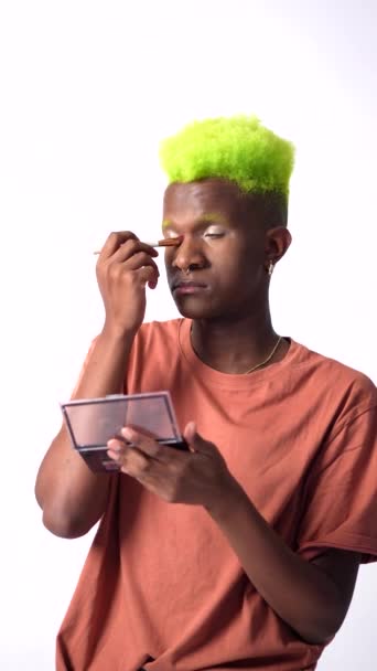 Hombre Negro Gay Maquillándose Concepto Lgbti Poniéndose Sombra Ojos — Vídeos de Stock