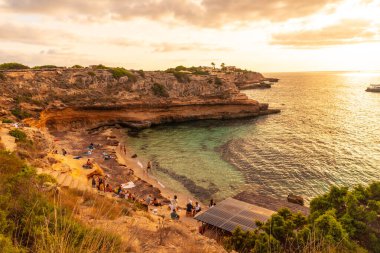 Cala Escondida gün batımında İbiza adasındaki Cala Comte plajında. Balearic