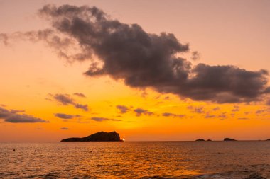 Ibiza adasındaki Cala Comte plajında güzel bir gün batımı. Balearic