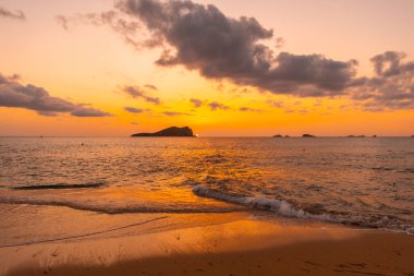 Ibiza adasındaki Cala Comte sahilinde güzel bir gün batımı. Balearic