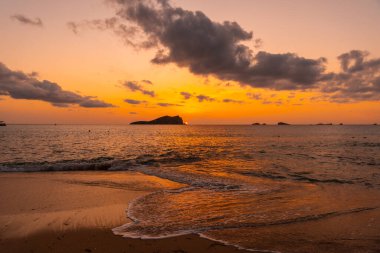 Ibiza adasındaki Cala Comte sahilinde güzel bir gün batımı. Balearic