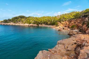 Tatil konsepti, Playa Salada ve Saladeta İbiza sahilinde. Balearic