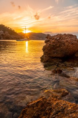 Ibiza 'da Benirras' ta gün batımında. tatil kavramı