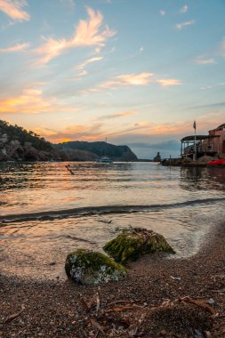 Benirras, İbiza 'da gün batımında sahildeki kayalıklarda uzun süre görülmüş. tatil kavramı
