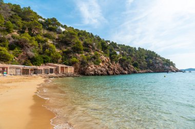 Ibiza sahilindeki San Vicente 'nin güzel plajı. Balear Adaları. İspanya
