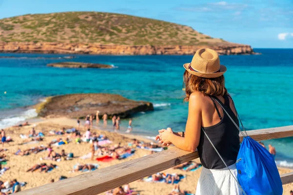 Een Toerist Cala Comte Strand Het Eiland Ibiza Zonsondergang Balearen — Stockfoto