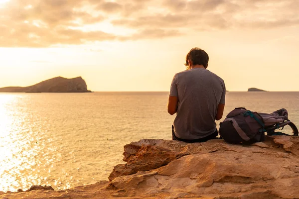 Турист Який Спостерігає Заходом Сонця Пляжі Кала Конте Острові Івіца — стокове фото