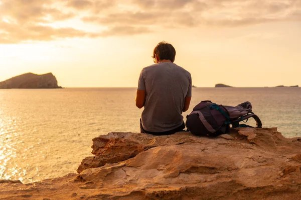 Turist Sitter Och Tittar Solnedgången Vid Stranden Cala Comte Ibiza — Stockfoto