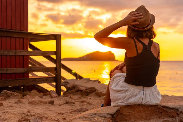 Mulher Com Chapéu Pôr Sol Praia Cala Comte Ilha Ibiza — Fotografia de Stock