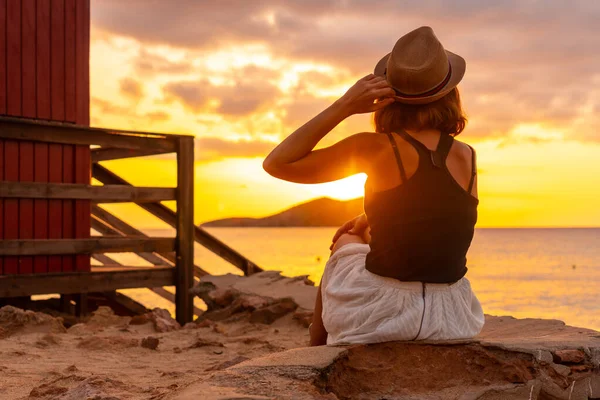 Mujer Joven Con Sombrero Atardecer Playa Cala Comte Isla Ibiza —  Fotos de Stock