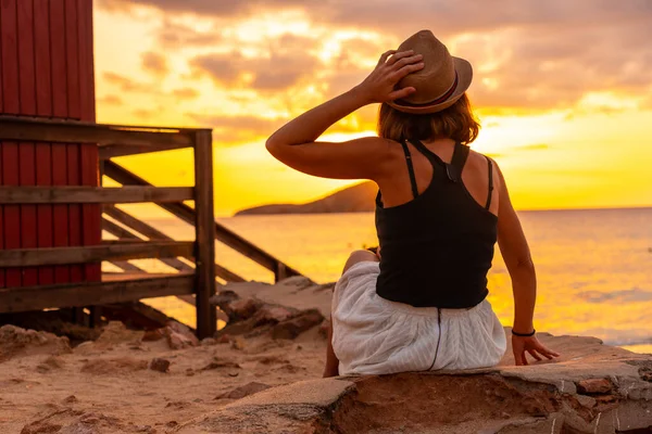 Mulher Com Chapéu Pôr Sol Praia Cala Comte Ilha Ibiza — Fotografia de Stock