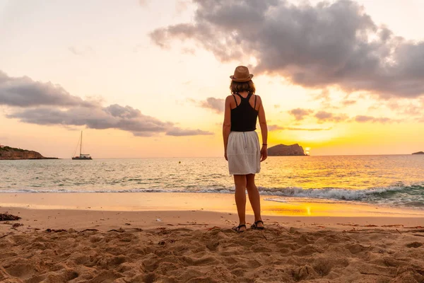 Jonge Vrouw Wandelen Bij Zonsondergang Cala Comte Strand Het Eiland — Stockfoto