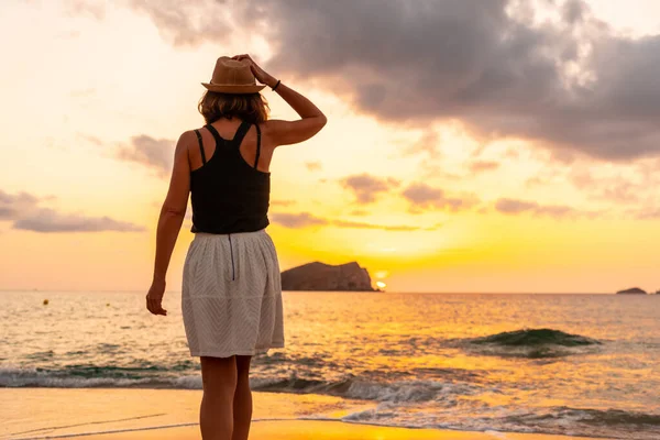 Mujer Joven Vacaciones Atardecer Playa Cala Comte Isla Ibiza Baleares —  Fotos de Stock