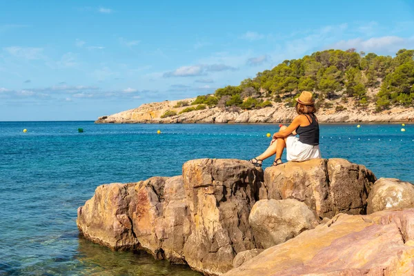 度假的概念 一个戴着帽子的年轻女子在Ibiza海边的Salada Saladeta海滩 秃头症 — 图库照片