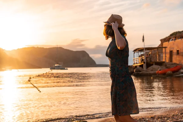 Een Jonge Vrouw Met Een Hoed Wandelend Langs Het Strand — Stockfoto