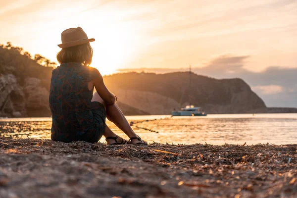 Una Giovane Donna Seduta Sulla Spiaggia Guardare Tramonto Benirras Ibiza — Foto Stock