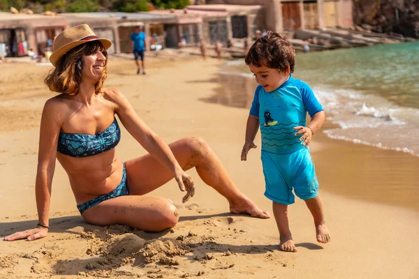 Молодая Мать Сыном Пляжах Ибицы Отпуске Пляже Сан Висенте — стоковое фото