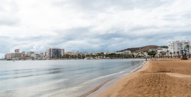 San Antonio Abad, İbiza Adası 'ndaki Arenal plajının panoramik manzarası. Balearic