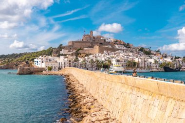 Balear Adaları 'ndaki deniz fenerinden tatil yapan İbiza kıyı kasabası manzarası