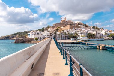 Balear Adaları 'ndaki deniz fenerinden tatilde olan İbiza kıyı kasabasının duvarının görüntüsü