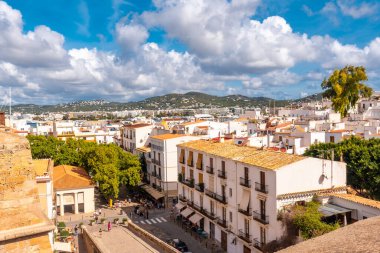 İbiza, Balear Adaları, Eivissa 'nın şehir duvarından şehrin görüntüsü