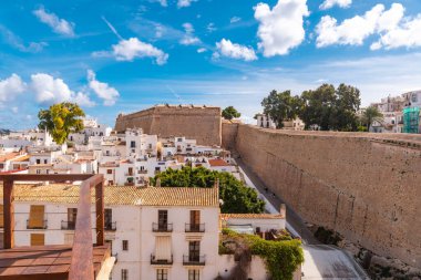 İbiza şehrinin kale duvarından şehrin güzel manzarası, Balear Adaları, Eivissa