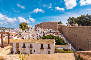 İbiza şehrinin kale duvarından şehrin güzel manzarası, Balear Adaları, Eivissa