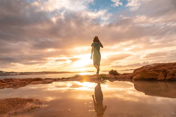 Puesta Sol Ibiza Joven Turista Paseo Poniente San Antonio Abad —  Fotos de Stock