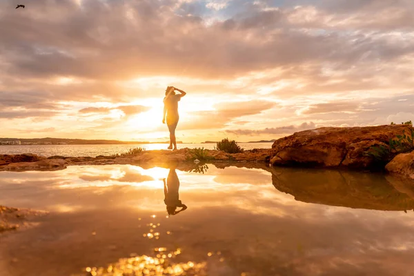 Puesta Sol Ibiza Joven Turista Disfrutando San Antonio Abad Baleares —  Fotos de Stock