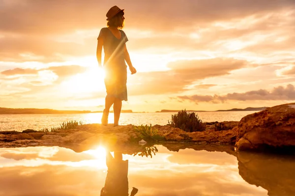 Atardecer Ibiza Joven Turista Disfrutando Unas Vacaciones San Antonio Abad —  Fotos de Stock