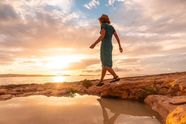 Zonsondergang Ibiza Een Jonge Toerist Met Een Hoed Vakantie San — Stockfoto