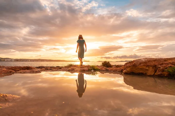 Atardecer Ibiza Vacaciones Joven Turista Con Sombrero San Antonio Abad —  Fotos de Stock