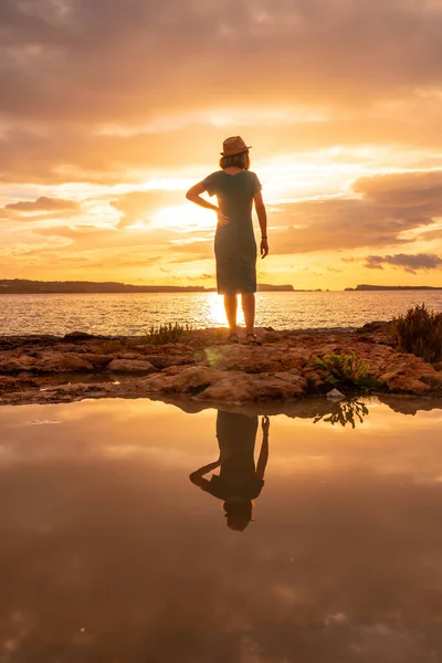 Zonsondergang Ibiza Vakantie Een Jonge Vrouw Aan Zee San Antonio — Stockfoto