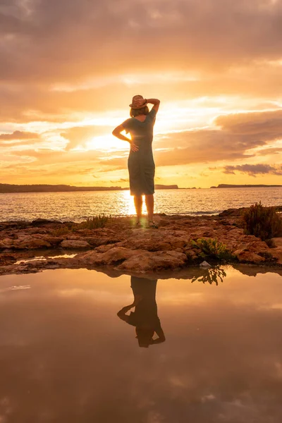 Zonsondergang Ibiza Vakantie Een Jonge Vrouw Aan Zee San Antonio — Stockfoto