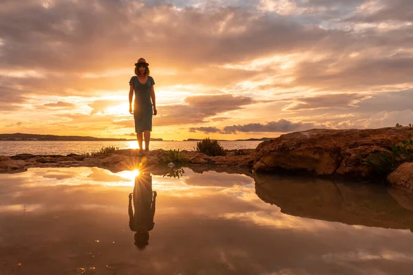 Puesta Sol Ibiza Vacaciones Una Joven Caminando Por Mar San —  Fotos de Stock