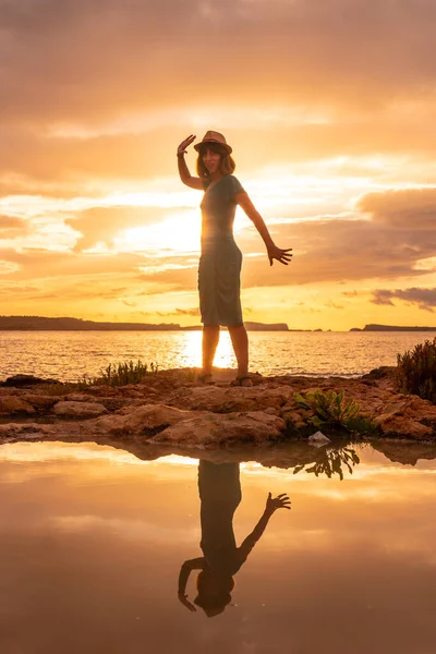 Zonsondergang Ibiza Vakantie Een Jonge Vrouw Zwaaiend San Antonio Abad — Stockfoto